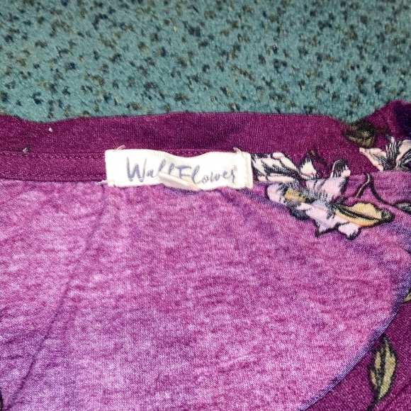 Juniors Wallflowers Short Sleeve Top - Picture 3 of 3